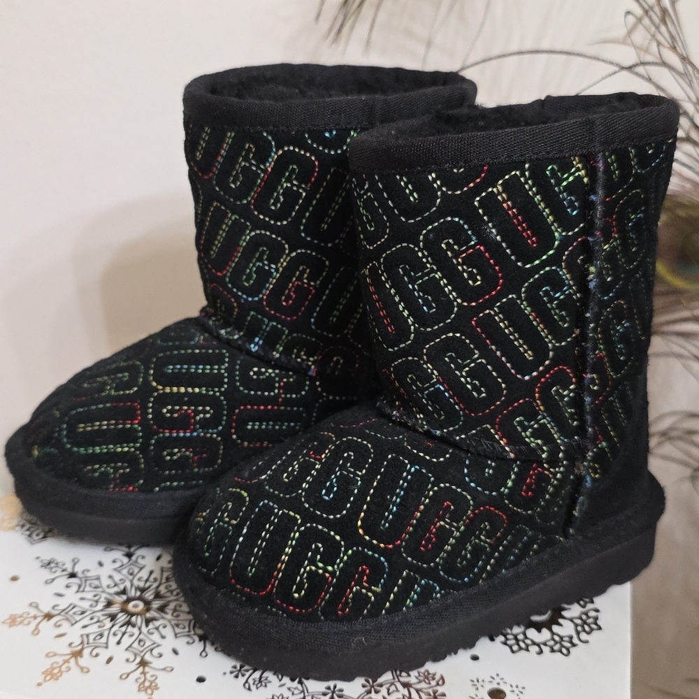 UGG Kids Classic Boots Size 6 Graphic Stitch | Cozy Furry Lined Winter Wear